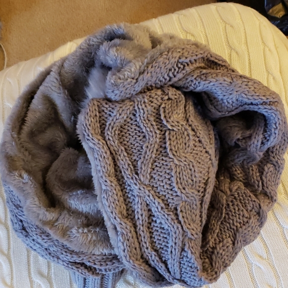 UGG HAT AND INFINITY SCARF SET NEW - Picture 2 of 4